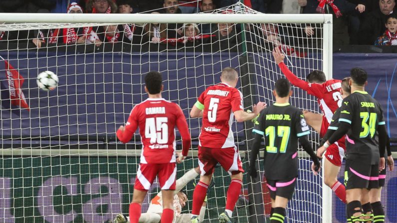 Parfois malmenés, mais toujours aussi fous et généreux, les Brestois ont accroché à leur palmarès le PSV Eindhoven (1-0), mardi, et ont repris leur course vers un possible huitième de finale en Ligue des champions. (Photo : FRED TANNEAU/AFP via Getty Images)