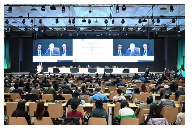 
Le président de la COP29, Mukhtar Babayev, prend la parole lors de la première séance plénière de clôture de la conférence de l’ONU sur le changement climatique à Bakou, en Azerbaïdjan, le 23 novembre 2024. (Stringer/AFP via Getty Images)