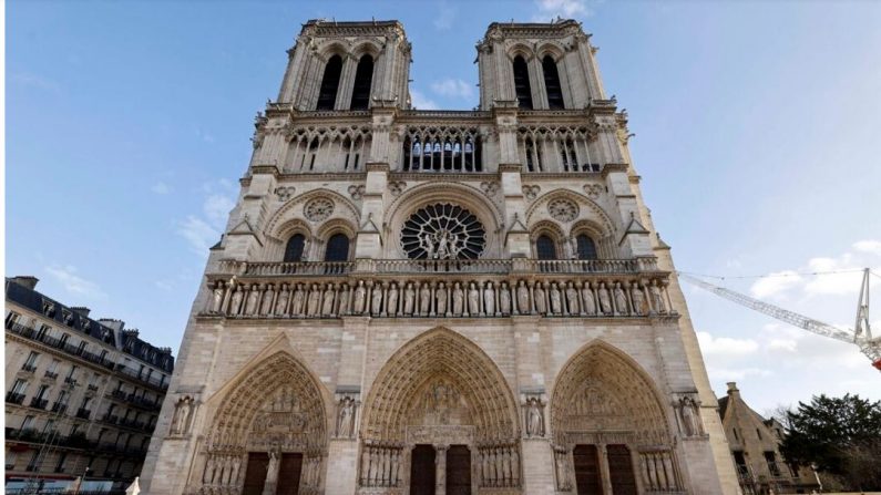 La façade ouest de la cathédrale Notre-Dame de Paris, le 7 décembre 2024. Pendant cinq ans, quelque 250 entreprises et des centaines d'experts ont restauré la cathédrale après l'incendie de 2019 qui avait ravagé l'édifice classé au patrimoine mondial de l'UNESCO. Les deux tours de 76 mètres de haut abritent les cloches en bronze et le bourdon Emmanuel coulé en 1686. Trois portails sur la partie inférieure de la façade abritent des sculptures en pierre représentant des scènes bibliques de la Vierge (à g.), du Jugement dernier et de Sainte Anne. Vingt-huit figures de pierre représentent les 28 générations de rois de Judée avant le Christ. Devant le centre de la rosace, une statue en pierre de la Vierge se trouve entre deux anges symbolisant la "faute" et la "rédemption" pour tous ceux qui entrent. (Ludovic Marin/Pool/AFP via Getty Images)