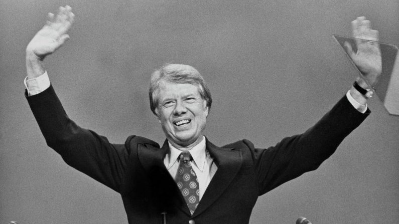 L'homme politique américain Jimmy Carter sourit et salue l'auditoire à la fin de la convention nationale du parti démocrate de 1976, au cours de laquelle il a été confirmé comme candidat du parti démocrate à l'élection présidentielle. Cette convention s'est tenue au Madison Square Garden de New York City, New York, le 15 juillet 1976. Plus tard dans l'année, l'ancien gouverneur de Géorgie a remporté l'élection présidentielle de 1976 aux États-Unis. (Photo d'Archive Photos/Hulton Archive/Getty Images)