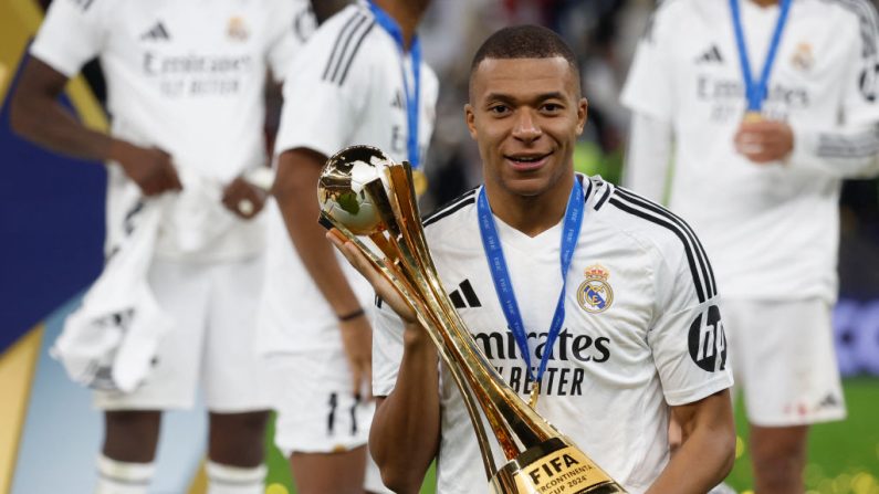 Après des mois de galère, au bout desquels il a "touché le fond", Kylian Mbappé semble enfin montrer son vrai visage, celui de l'attaquant à l'efficacité retrouvée, et commence à faire taire les critiques subies depuis son arrivée cet été au Real Madrid. (Photo : KARIM JAAFAR/AFP via Getty Images)