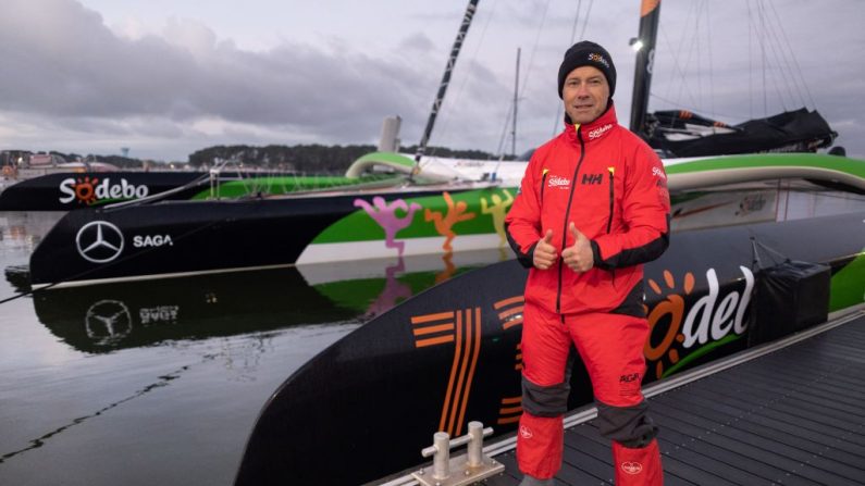 En quête du Trophée Jules Verne, l'équipage du maxi-trimaran Sodebo, mené par Thomas Coville, a pris vendredi soir le départ d'un nouveau tour du monde au large de Ouessant (Finistère). (Photo : FRED TANNEAU/AFP via Getty Images)