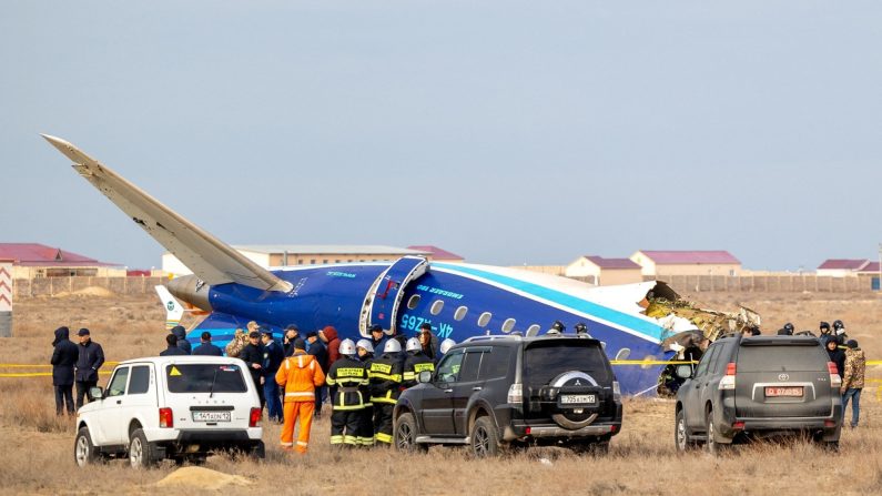 Des spécialistes des situations d'urgence travaillent sur le site du crash d'un avion de ligne de la compagnie Azerbaijan Airlines près de la ville d'Aktau, dans l'ouest du Kazakhstan, le 25 décembre 2024. (Kamilla Jumayeva /AFP)