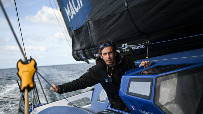 Yoann Richomme et Charlie Dalin se trouvaient dans un mouchoir mais dans une zone de vents faibles qui leur ont fait considérablement réduire leur vitesse lors des dernières 24 heures, selon le dernier pointage du Vendée Globe publié jeudi à 19h00. (Photo : SEBASTIEN SALOM-GOMIS/AFP via Getty Images)