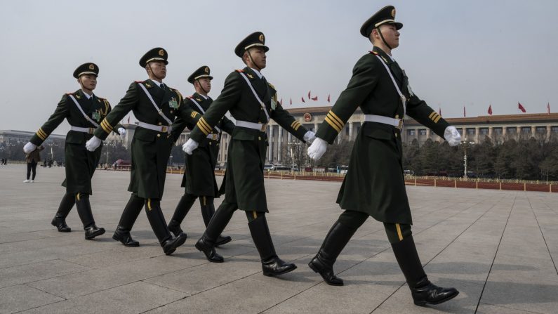 Des membres de la garde d'honneur de l'Armée populaire de libération défilent sur la place Tiananmen après la séance de clôture de la Conférence consultative politique du peuple chinois au Grand Hall du peuple à Pékin, le 10 mars 2024. (Kevin Frayer/Getty Images)