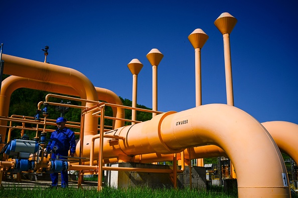 Un employé travaille près des conduites de gaz à la station de compression de Bulgartransgaz à Ihtiman, le 5 mai 2022, en Bulgarie.(Photo NIKOLAY DOYCHINOV/AFP via Getty Images)