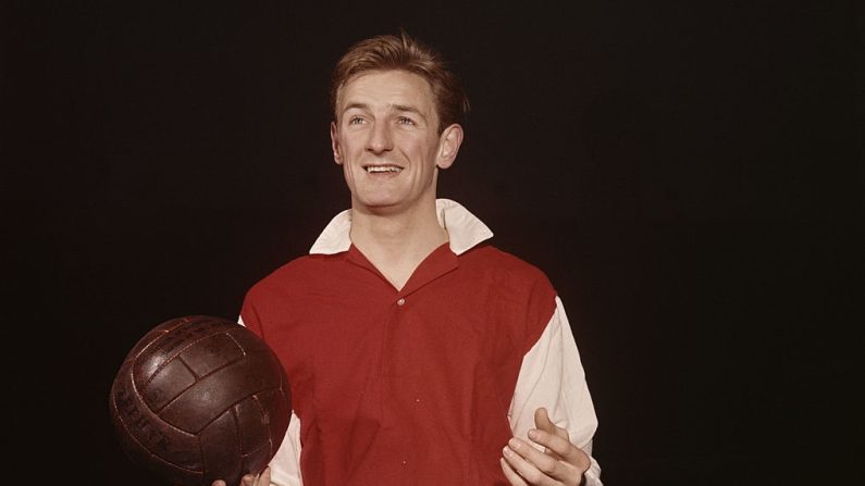 George Eastham, ancien joueur de Newcastle et Arsenal, pose pour un portrait le 1er décembre 1960 au stade d'Arsenal à Highbury. (Don Morley/Getty Images)