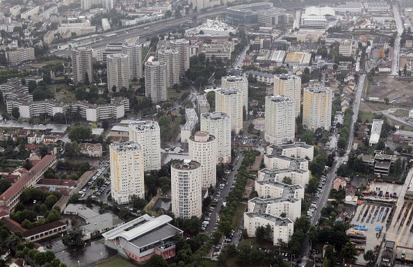 Une vue aérienne prise le 14 juillet 2010 montre des projets de grande hauteur à Nanterre, en banlieue parisienne.   (JACQUES DEMARTHON/AFP via Getty Images)