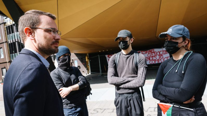 Le député de la France Insoumise (LFI) Emmanuel Fernandez (à g.), aux côtés de militants soutenant la cause palestinienne, lors d'un rassemblement symbolique devant Sciences Po Strasbourg pour dénoncer le génocide israélien sur la bande de Gaza, à Strasbourg, le 30 avril 2024. (ABDESSLAM MIRDASS/Hans Lucas/AFP via Getty Images)