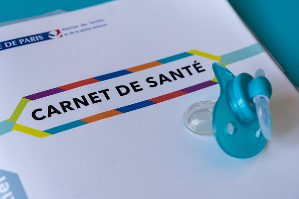 Mesurer l'activité physique, l'exposition aux écrans, les vaccins : voici le nouveau carnet de santé lancé au 1er janvier