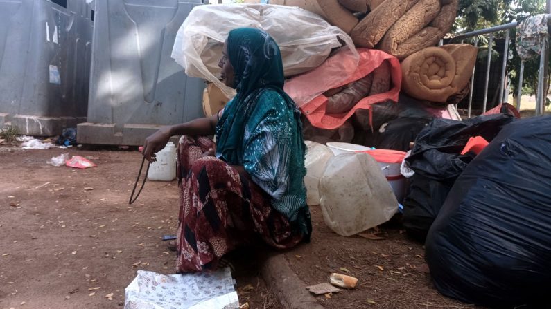 Depuis le démantèlement en mars du camp de fortune où vivaient les migrants au stade Cavani de Mamoudzou, 200 à 400 réfugiés du Congo, de Somalie, du Burundi et du Rwanda vivent devant les grilles du stade cadenassé, sans eau potable. (JEROMINE DOUX/AFP via Getty Images)