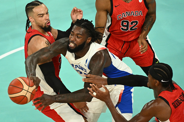 Basket : série de malaises dans le public, les spectateurs choqués par la grave blessure de Mathias Lessort à Athènes