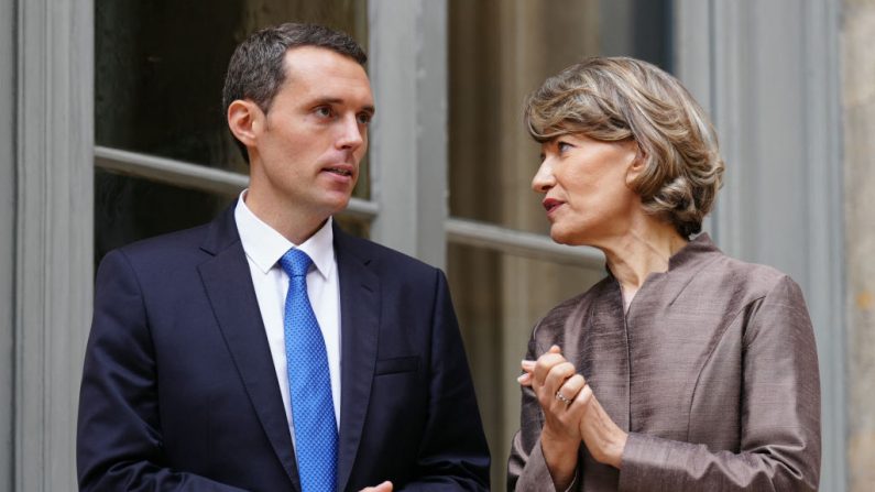 
La nouvelle ministre française de l'Éducation Anne Genetet s'entretient avec le nouveau ministre délégué à la réussite scolaire et à la formation professionnelle Alexandre Portier lors de la cérémonie de passation des pouvoirs au ministère de l'Éducation nationale à Paris, le 23 septembre 2024. (DIMITAR DILKOFF/AFP via Getty Images)