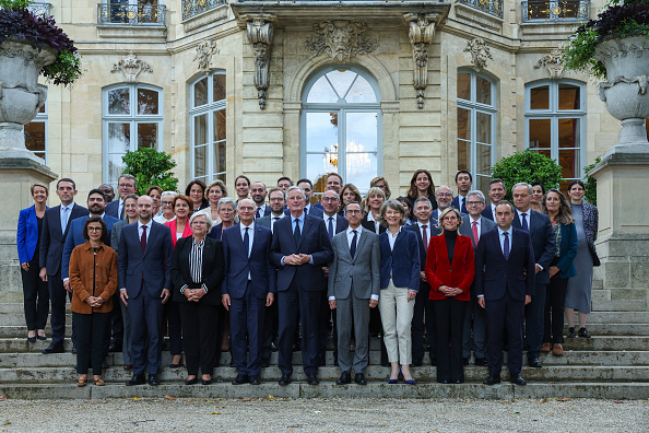 Le Premier ministre Michel Barnier et ses ministres, à l'hôtel de Matignon à Paris, le 27 septembre 2024.  (THOMAS SAMSON/AFP via Getty Images)