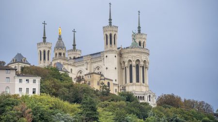 Lyon : un appel aux dons lancé pour la réfection des tours de la basilique de Fourvière, qui menacent de s’effondrer