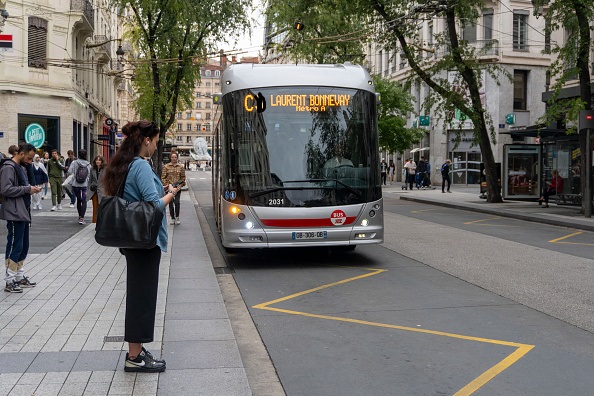 Près de Lyon : un chauffeur de bus demande à des passagers « d’éteindre leurs cigarettes » et se fait rouer de coups