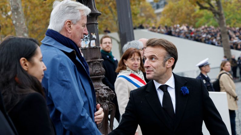 Le président Emmanuel Macron et le Premier ministre Michel Barnier à Paris, le 11 novembre 2024. (LUDOVIC MARIN/POOL/AFP via Getty Images)