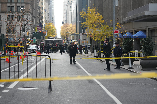 La police intervient alors que le PDG de UnitedHealthcare, Brian Thompson, 50 ans, a été abattu alors qu'il entrait dans l'hôtel New York Hilton le 4 décembre 2024 à New York. (BRYAN R. SMITH/AFP via Getty Images)