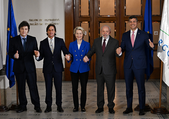 Le Président argentin Javier Milei, le Président uruguayen Luis Lacalle Pou, la présidente de la Commission européenne Ursula von der Leyen, le Président brésilien Luiz Inacio Lula da Silva et le Président paraguayen Santiago Pena posent pour la photo de famille du Sommet du Mercosur à Montevideo, le 6 décembre 2024. (Photo EITAN ABRAMOVICH/AFP via Getty Images)