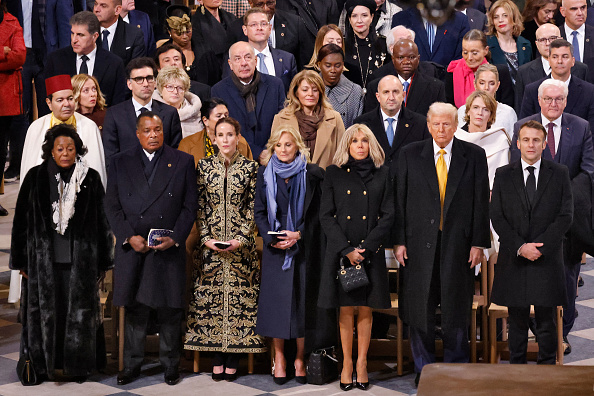 (de g. à d.) Le président du Congo Denis Sassou Nguesso et son épouse, Ashley Biden, la Première Dame des États-Unis Jill Biden, Brigitte Macron, le président élu Donald Trump et Emmanuel Macron lors de la cérémonie de réouverture de la cathédrale Notre-Dame de Paris le 7 décembre 2024. (Photo by LUDOVIC MARIN/POOL/AFP via Getty Images)