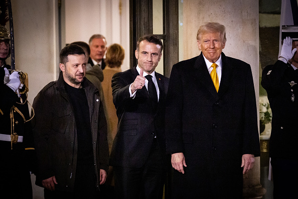 Le Président Emmanuel Macron, le Président élu américain Donald Trump et le Président ukrainien Volodymyr Zelensky après une réunion au palais de l'Élysée à Paris, France, le 7 décembre 2024. (Photo MATHILDE KACZKOWSKI/Hans Lucas/AFP via Getty Images)