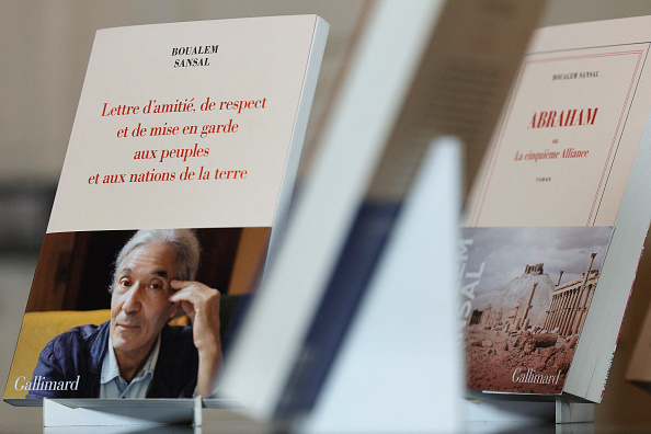 Les livres de Boualem Sansal exposés lors d'une conférence de presse aux éditions Gallimard à Paris le 11 décembre 2024. (GEOFFROY VAN DER HASSELT/AFP via Getty Images)