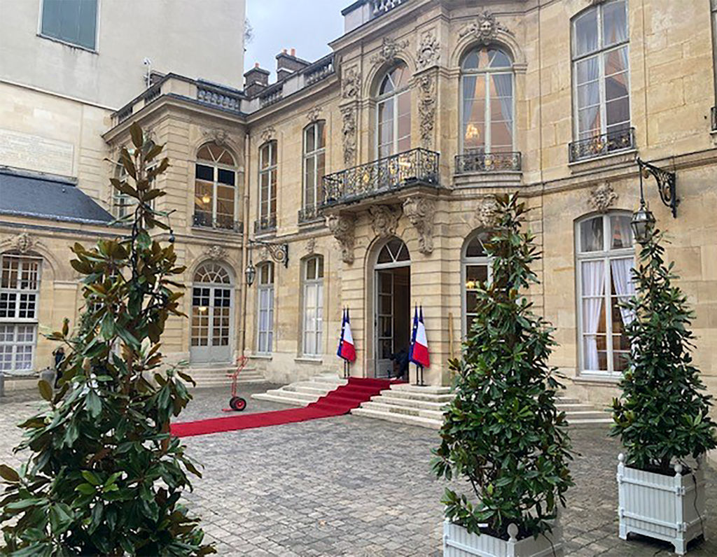 Premier ministre : François Bayrou quitte l'Élysée par une porte dérobée, tandis qu'une passation de pouvoir est attendue en fin de matinée