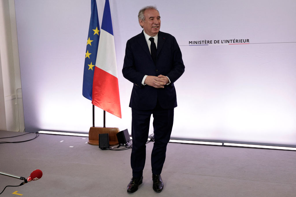 Nouveau gouvernement : François Bayrou écarte LFI et le RN, tandis que LR menace de ne pas y participer