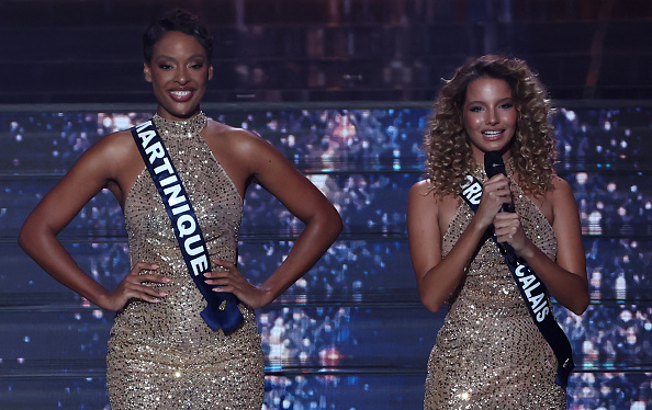 Miss Nord-Pas-de-Calais Sabah Aib (dr) parle à côté de Miss Martinique Angélique Angarni-Filopon lors du concours de beauté Miss France 2025 à l'Arena Futuroscope à Chasseneuil-du-Poitou, le 14 décembre 2024.  (ROMAIN PERROCHEAU/AFP via Getty Images)