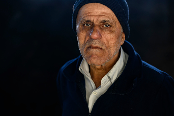 Mehmet Erturk, un Turc emprisonné dans une prison syrienne, pose pour une photo après une interview avec des journalistes de l'AFP dans sa maison du village de Magaracik à Kilis, le 13 décembre 2024. Mehmet Erturk, qui a été arrêté en 2003 à Damas, la capitale de la Syrie, pour contrebande et envoyé en prison, avait 32 ans lorsqu'il est entré dans la prison où il a passé 21 ans. (YASIN AKGUL/AFP via Getty Images)