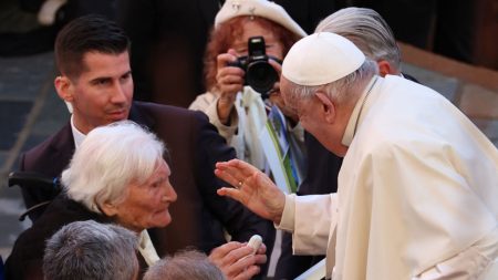 « Je suis heureuse » : la doyenne d’Ajaccio ravie de sa rencontre avec le Pape