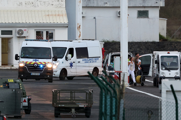 Le personnel médical transporte des évacués médicaux (evasan) de Mayotte. (RICHARD BOUHET/AFP via Getty Images)