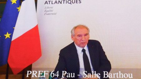 Cumul des mandats : pourquoi François Bayrou ne s’est-il pas rendu plus tôt à Mayotte ?