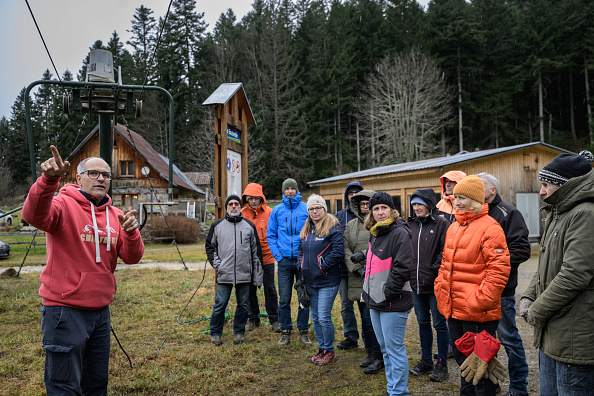 Bruno Cottave , de l'association Nouvelles traces en Chartreuse, forme des bénévoles locaux aux remontées mécaniques du Planolet à Saint-Pierre-de-Chartreuse, le 7 décembre 2024, afin d'ouvrir les pistes de cette petite station de ski familiale pour la saison 2024-2025.  L'association Nouvelles traces en Chartreuse s'est vue confier la gestion des remontées mécaniques du Planolet dans le cadre d'un contrat de délégation de service public d'une durée de cinq ans, pour des raisons de souplesse d'exploitation. (ARNAUD FINISTRE/AFP via Getty Images)