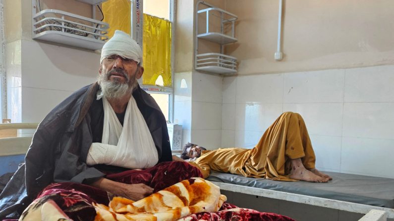 Des passagers afghans blessés reçoivent des soins dans un hôpital après un accident de bus sur une autoroute entre Kaboul et le sud de la ville de Kandahar, dans la province de Ghazni, le 19 décembre 2024. (MOHAMMAD FAISAL NAWEED/AFP via Getty Images)