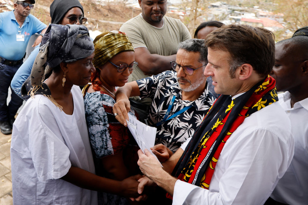 "De l'eau", des "aides" : Emmanuel Macron est interpellé dès sa descente d'avion, à Mayotte, par des habitants désespérés