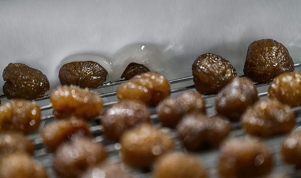 Le marron glacé, confiserie de Noël aux techniques de fabrication inchangées depuis le 19e siècle