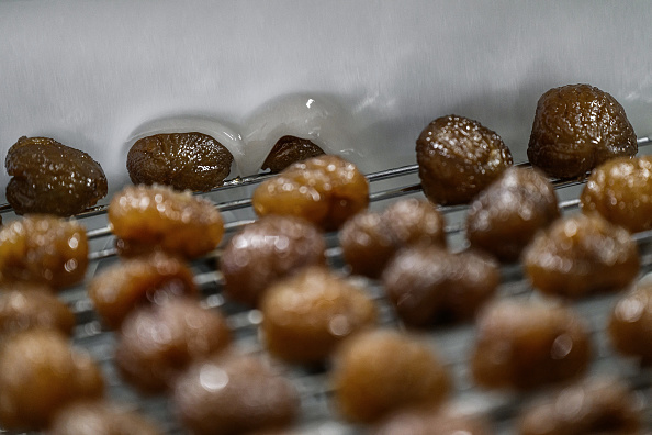 Le marron glacé, confiserie de Noël aux techniques de fabrication inchangées depuis le 19e siècle