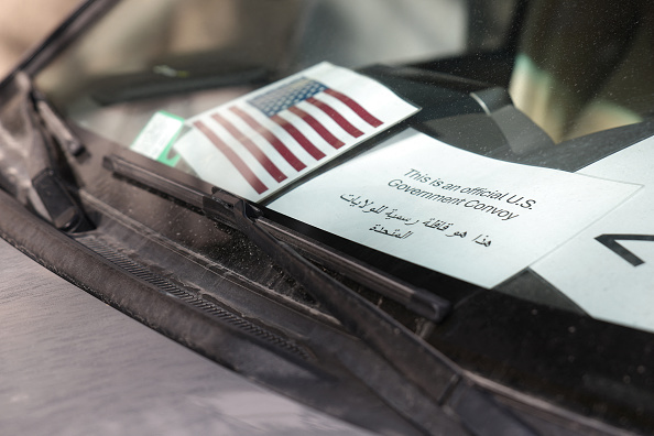 Une voiture de la délégation américaine garée devant un hôtel de Damas, le 20 décembre 2024. (OMAR HAJ KADOUR/AFP via Getty Images)