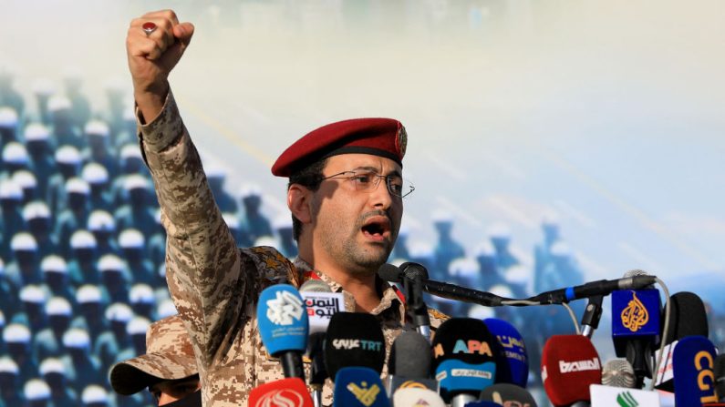 Le brigadier Yahya Saree Qasim, porte-parole du groupe terroriste Houthi du Yémen, s'exprime lors d'une manifestation dénonçant les frappes israéliennes et en solidarité avec la Palestine, dans la capitale contrôlée par les Houthis, Sanaa, le 20 décembre 2024. (MOHAMMED HUWAIS/AFP via Getty Images)