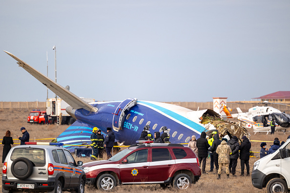 Des spécialistes des situations d'urgence travaillent sur le site du crash d'un avion de ligne de la compagnie Azerbaijan Airlines près de la ville d'Aktau, le 25 décembre 2024. (ISSA TAZHENBAYEV/AFP via Getty Images)