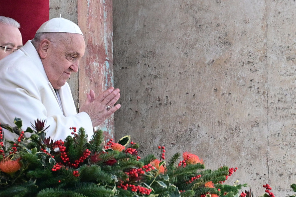 Pour Noël, le pape François appelle à "faire taire les armes" dans le monde