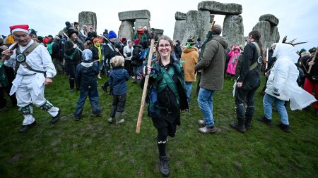 Des milliers de personnes célèbrent le solstice d’hiver à Stonehenge, perpétuant une tradition millénaire