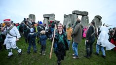 Des milliers de personnes célèbrent le solstice d’hiver à Stonehenge, perpétuant une tradition millénaire