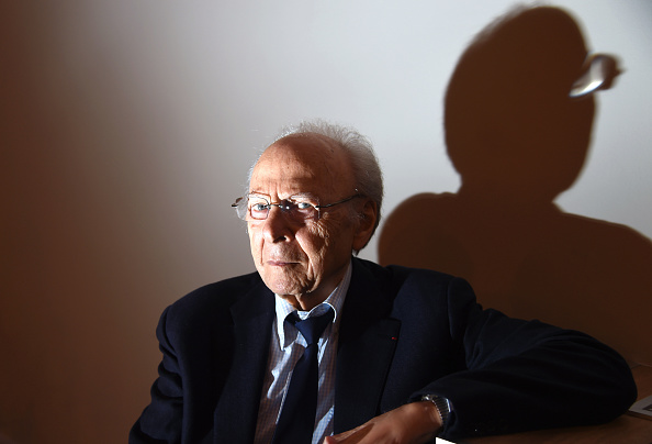 Henri Borlant, survivant du camp de concentration nazi d'Auschwitz-Birkenau, pose à Paris le 15 janvier 2015. (DOMINIQUE FAGET/AFP via Getty Images)