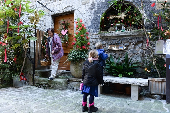 Environ 500 crèches exposées dans le village médiéval de Lucéram, une tradition qui perdure depuis 27 ans