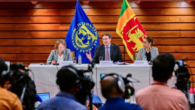 Le chef de la mission du Fonds monétaire international (FMI) au Sri Lanka, Peter Breuer (au c.), s'exprime lors d'une conférence de presse à Colombo, au Sri Lanka, le 23 novembre 2024. (Ishara Kodikara/AFP via Getty Images)