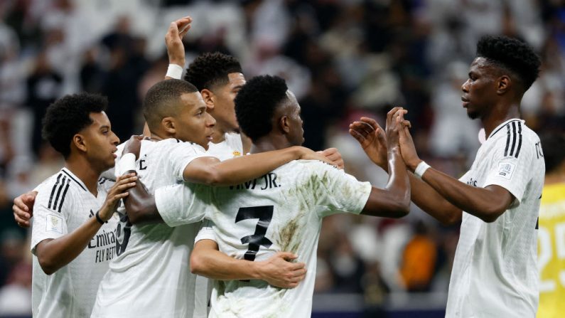 Kylian Mbappé a souligné qu'il jouait "beaucoup mieux avec les autres" grâce à une plus grande complicité avec ses coéquipiers du Real Madrid, dimanche après la victoire 4 à 2 contre Séville lors de laquelle il a ouvert le score. (Photo : KARIM JAAFAR/AFP via Getty Images)