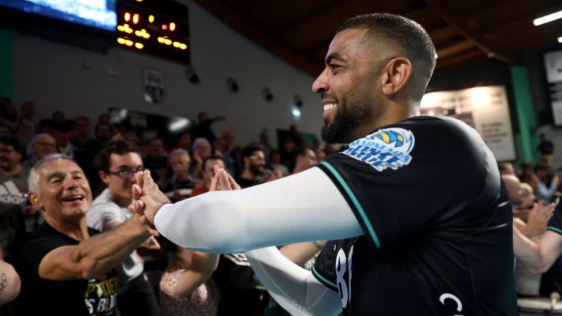 Earvin Ngapeth n'a pas raté ses adieux au championnat de France, portant Poitiers vers la victoire vendredi soir face à Tours au terme d'un match serré joué dans une ambiance de feu. (Photo : ROMAIN PERROCHEAU/AFP via Getty Images)