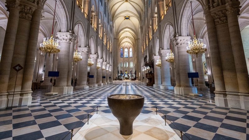 Cette photographie montre le baptistère de la cathédrale Notre-Dame de Paris, conçu par l'artiste et designer français Guillaume Bardet, à Paris, le 29 novembre 2024. (CHRISTOPHE PETIT TESSON/POOL/AFP via Getty Images)